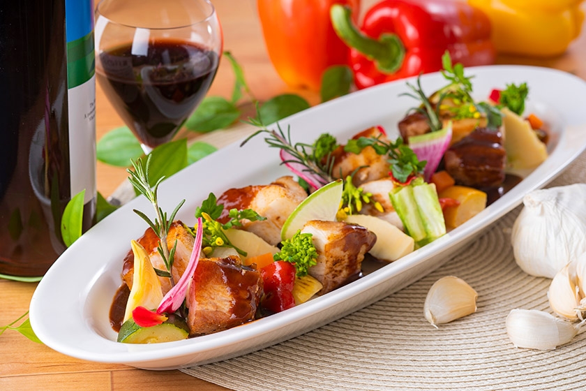 低温のオイルでじっくりコンフィされた、豚バラ肉の柔らかな食感をお楽しみください。