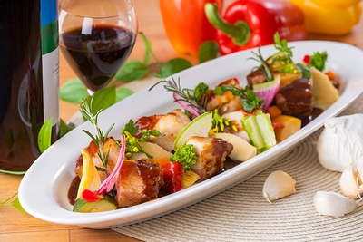 低温のオイルでじっくりコンフィされた、豚バラ肉の柔らかな食感をお楽しみください。