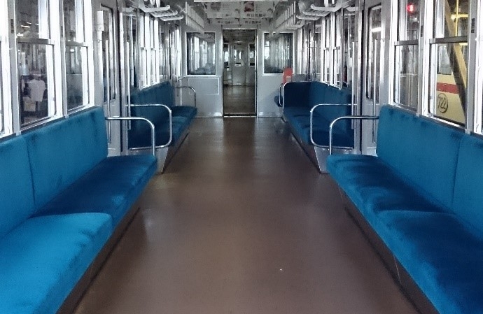 ロングシート車(800系)車内