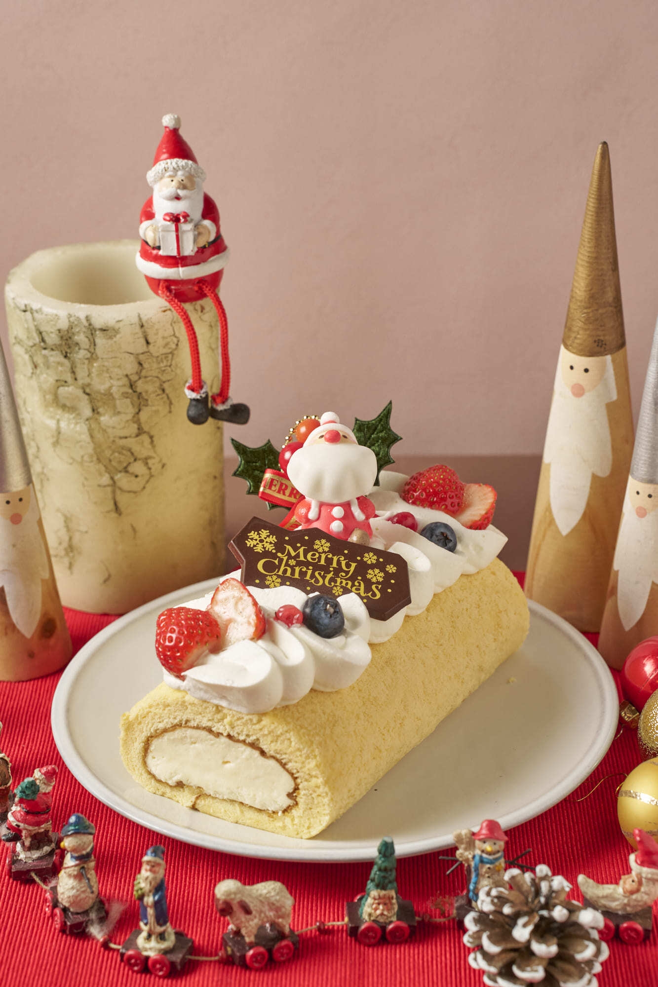 日の出たまごのブッシュドノエル ※写真はイメージです ※オーナメントの付属はございません