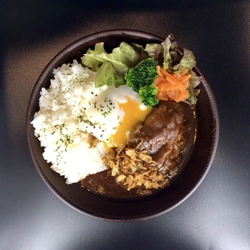 LOGI CAFE(ロジカフェ)、7月に 新商品「とろ～り温玉ロコモコ丼」を発売