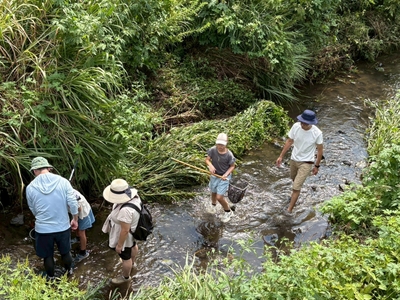 前年の「水辺の生きもの観察会」の様子