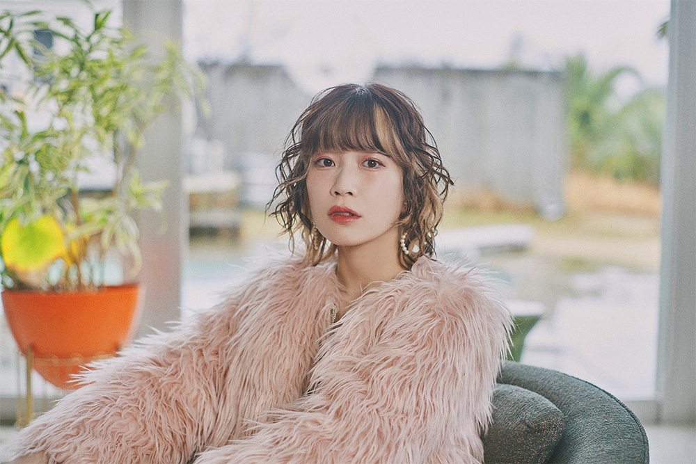 青山吉能、新曲『空飛ぶペンギン』9月27日リリース決定! 初のトーク&ライブツアー開催とファンクラブサイト開設も発表