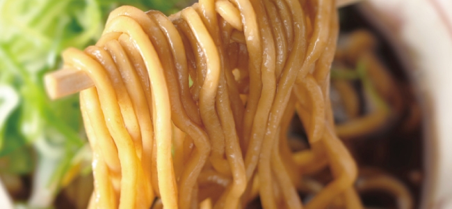 特注の中太ストレート麺