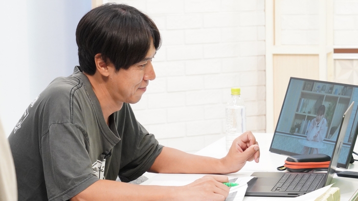 コカドケンタロウさん・VTRを見ている様子