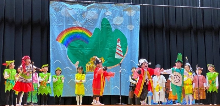 近畿大学附属幼稚園児が「生活発表会」を開催　オペレッタや劇、園長が作詞・作曲した歌を保護者に披露