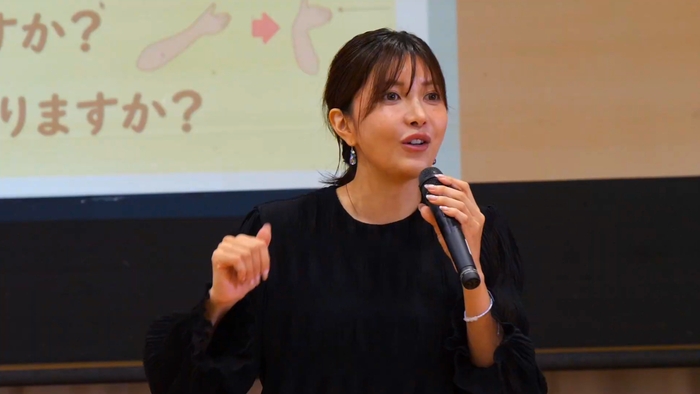 府中市四谷小学校での講演会の様子（2025年10月）