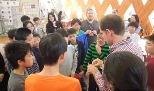 小学生が大学で英語を学ぶ「学びングキャンパス」実施　小学生対象、楽しみながら英語を身につける体験型プログラム