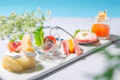 左から、「白桃のショートケーキ」 「鯵の炙り ピスタチオドレッシング」、「マンゴーのサンドイッチ」 「鶏胸肉とベーコンのインボルティーニ」 「マンゴームースとゴマのチュイル」