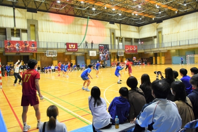 観客の前の目で試合が行われ、臨場感があるホームゲーム