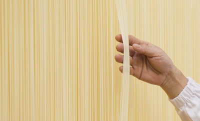1本1本丁寧に作られる手延べ麺