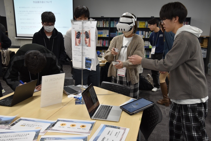 展示会でのチーム「META-メタモルフォーゼ」のテーブル