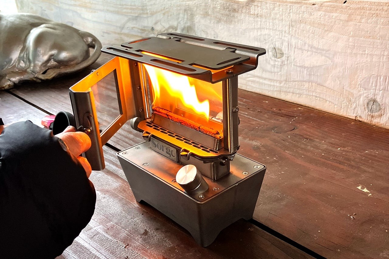 「純チタン製ストーブ《Brahman》」炎の揺らぎを美しく映す耐熱石英ガラスを採用