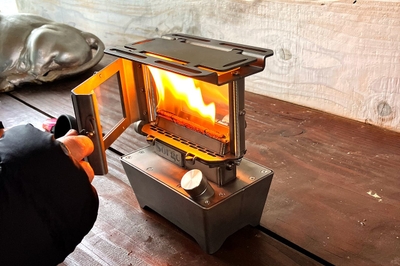 「純チタン製ストーブ《Brahman》」炎の揺らぎを美しく映す耐熱石英ガラスを採用