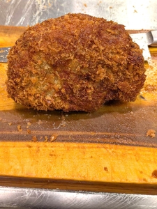立つロースかつ