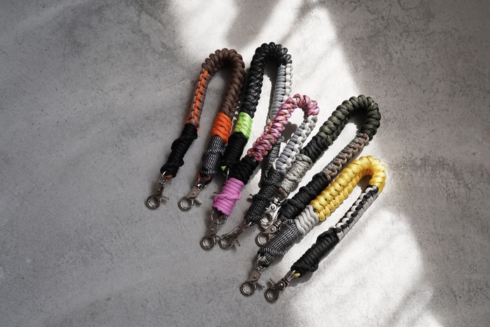 選べるチャーム付き。5色展開で“私らしさ”をプラス。