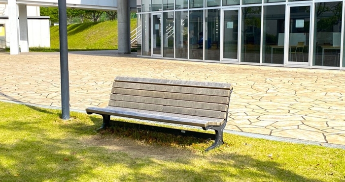 令和4年(2022年)3月に寄贈されたウッドベンチ