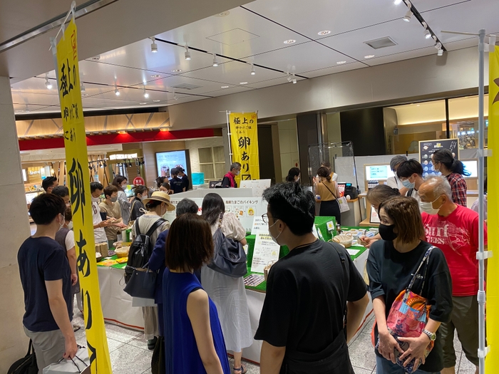 東京駅では行列が出来る賑わい。1日4000個売れる事も。