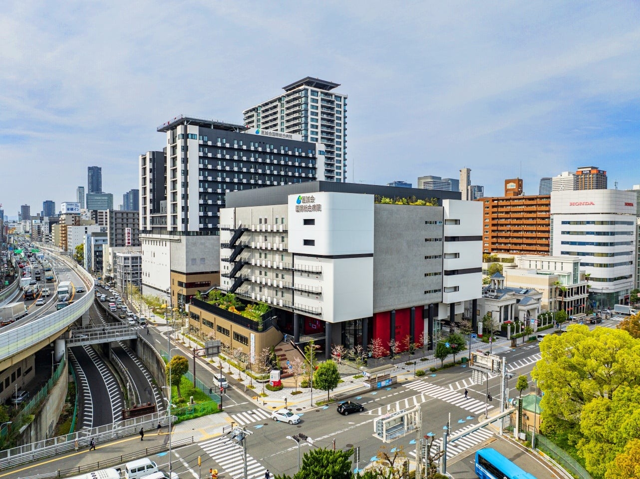 おおさか環境にやさしい建築賞受賞! 緑と共生する 医療複合施設「i-Mall」