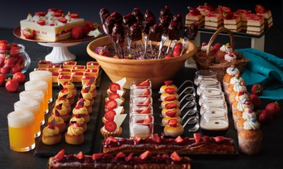 一口サイズで楽しめる濃厚クランチチョコレートケーキやいちごを使った様々なスイーツをご用意