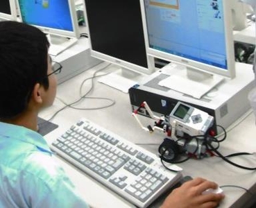 体験授業「ロボットの教室」（過去の様子）