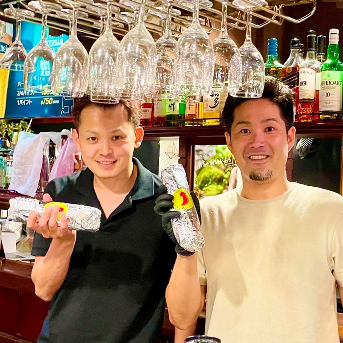 篭橋社長(右)と担当の三次さん(左)