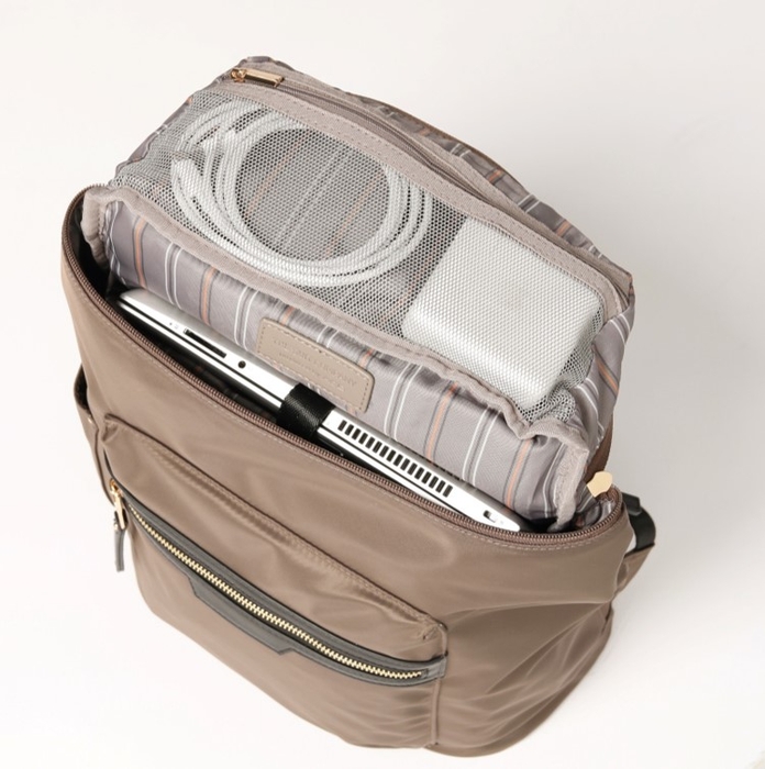 <ノートPC用など多くのポケットを設置>