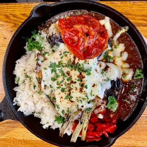 スキレットで提供される「牛すじカレー」