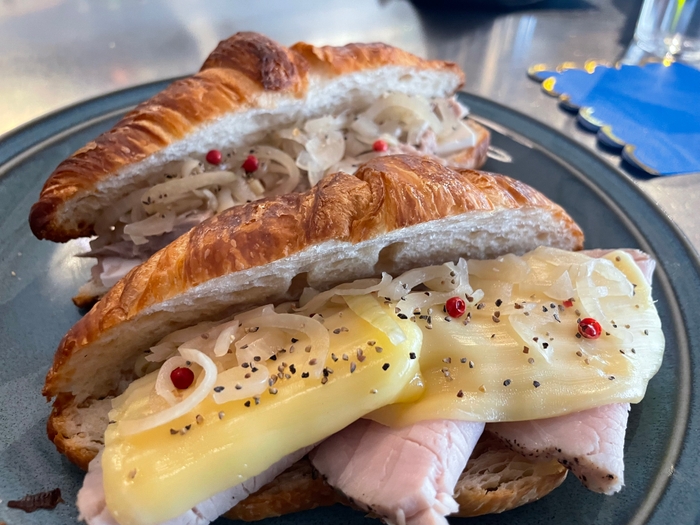 自家製ハムのクロワッサン(手前)と自家製ツナのクロワッサン(奥)