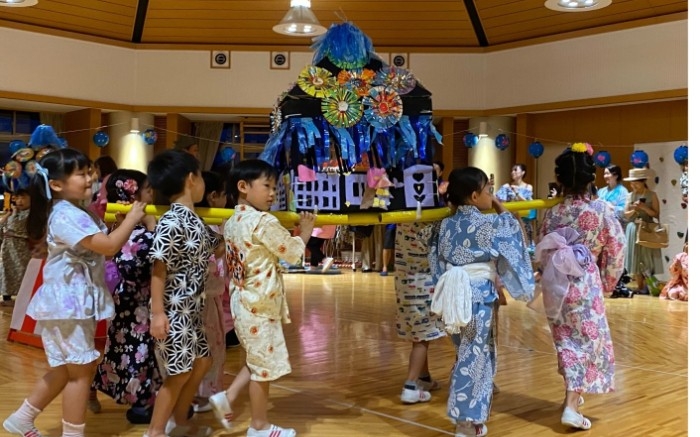 近畿大学附属幼稚園が夏の風物詩「近幼まつり」を開催　園児の手作り提灯や神輿で日本の夏祭り文化を親子で親しむ