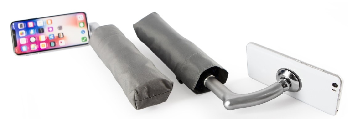 雨の日にカバンと傘で両手がふさがってもスマホを確認でき 特製磁石で装着540°自由自在に調整可能 新鋭ブランド傘日本デビュー