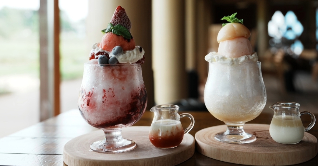 ▲『ひみつの淡路島ミルクかき氷』(左:苺、右:桃)