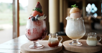 ▲『ひみつの淡路島ミルクかき氷』（左：苺、右：桃）