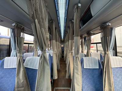 座席間にはカーテンの仕切りあり