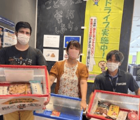 エニタイムフィットネス垂水店 フードドライブでの寄付回収の様子