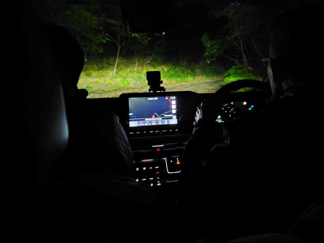 試験走行前に実施した奄美大島での実証実験の様子(2024年12月)=写真はいずれも辻特担教授提供