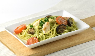 「ほうれん草のグリーンシーザー」をパスタグラタンに