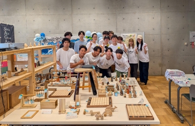 「地球を愛する学園祭」に出展したゼミ生や名古屋聾学校の生徒たち