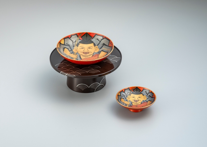 恵比須漆絵蒔絵盃・青海波文蒔絵盃台 白鹿記念酒造博物館蔵 撮影:山崎兼慈