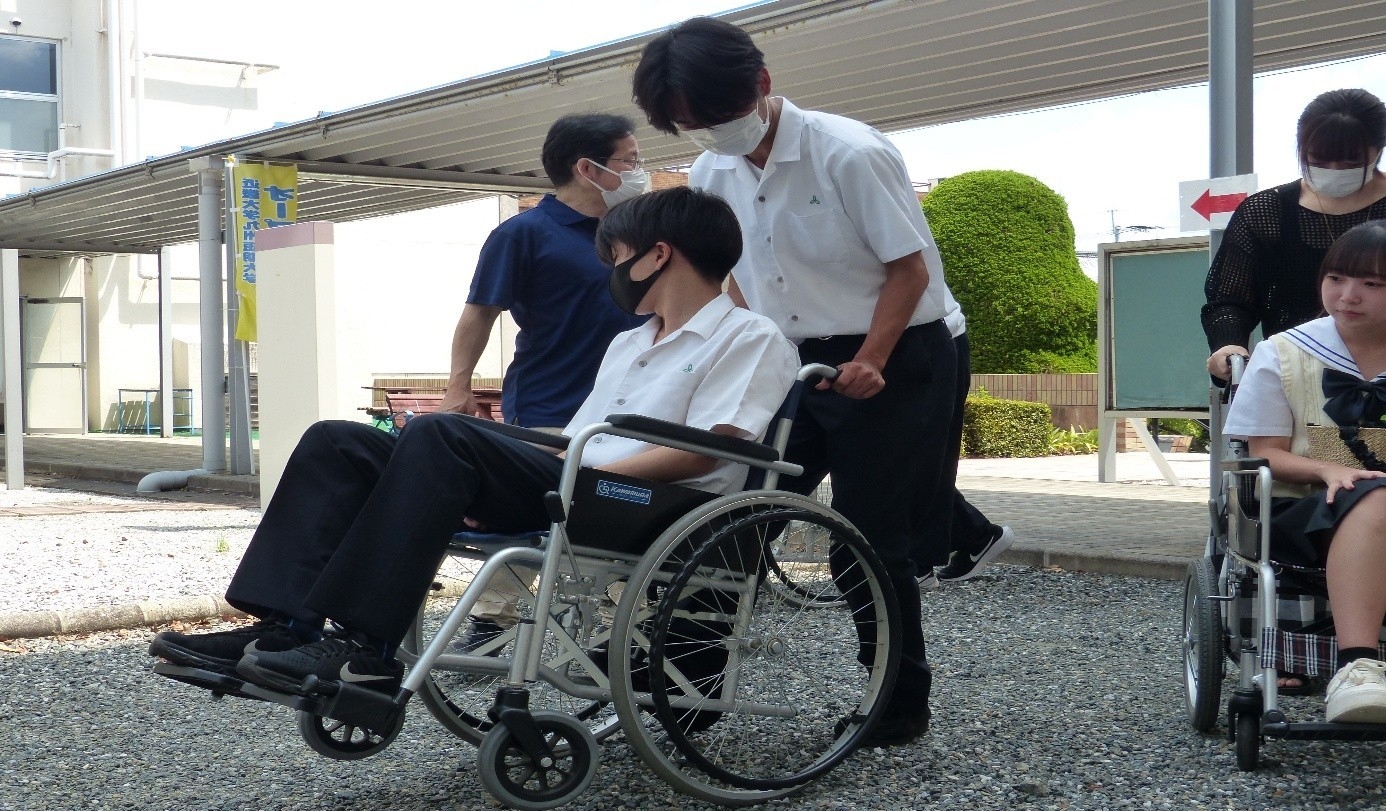 令和6年度(2024年度)オープンキャンパスでの車椅子体験の様子