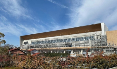 開学100周年記念アリーナ（LIONS ARENA）外壁につけられた新ロゴマーク