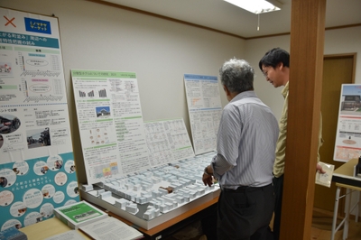 町の模型などを説明する高井教授