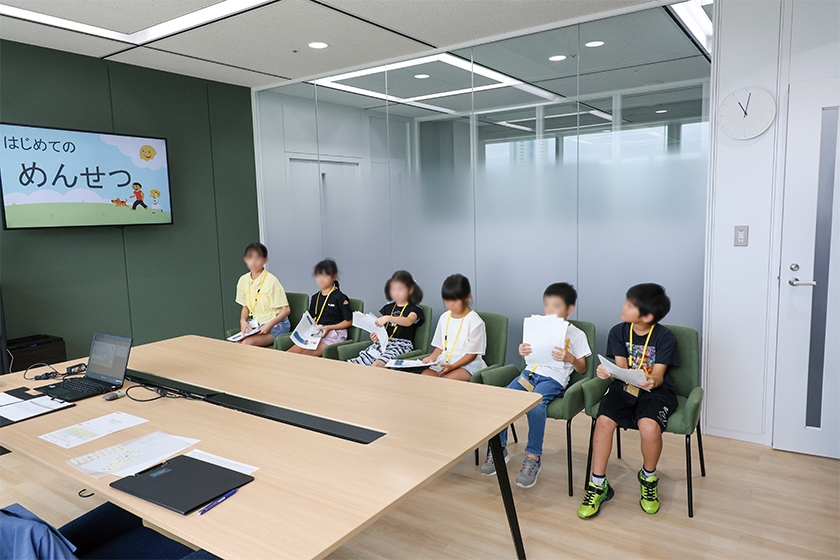 面接体験で緊張した表情の子どもたち