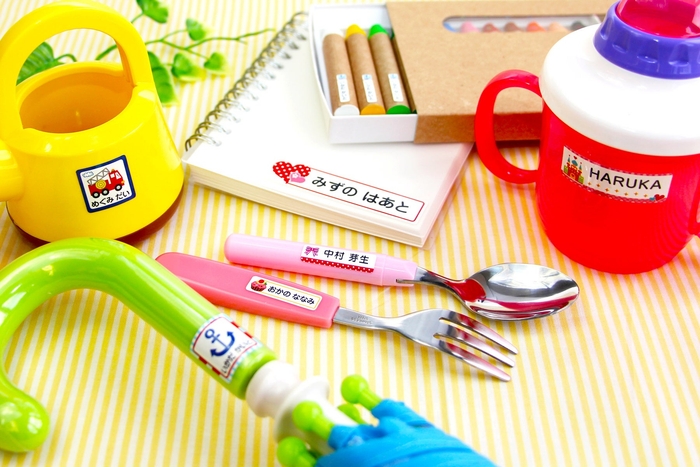 様々な持ち物にぺたっと貼るだけ「お名前シール(防水シールtype)」