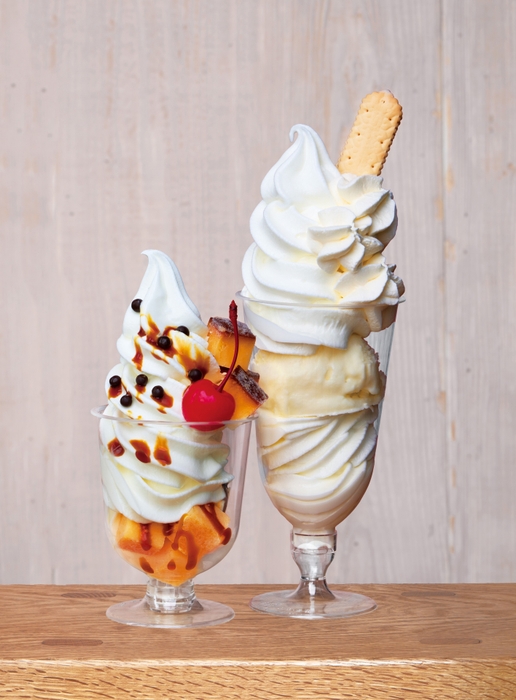 【円山牛乳販売店】 左「ボンボンプリンパフェ」 右「別海町Wソフトクリームの白いパフェ」