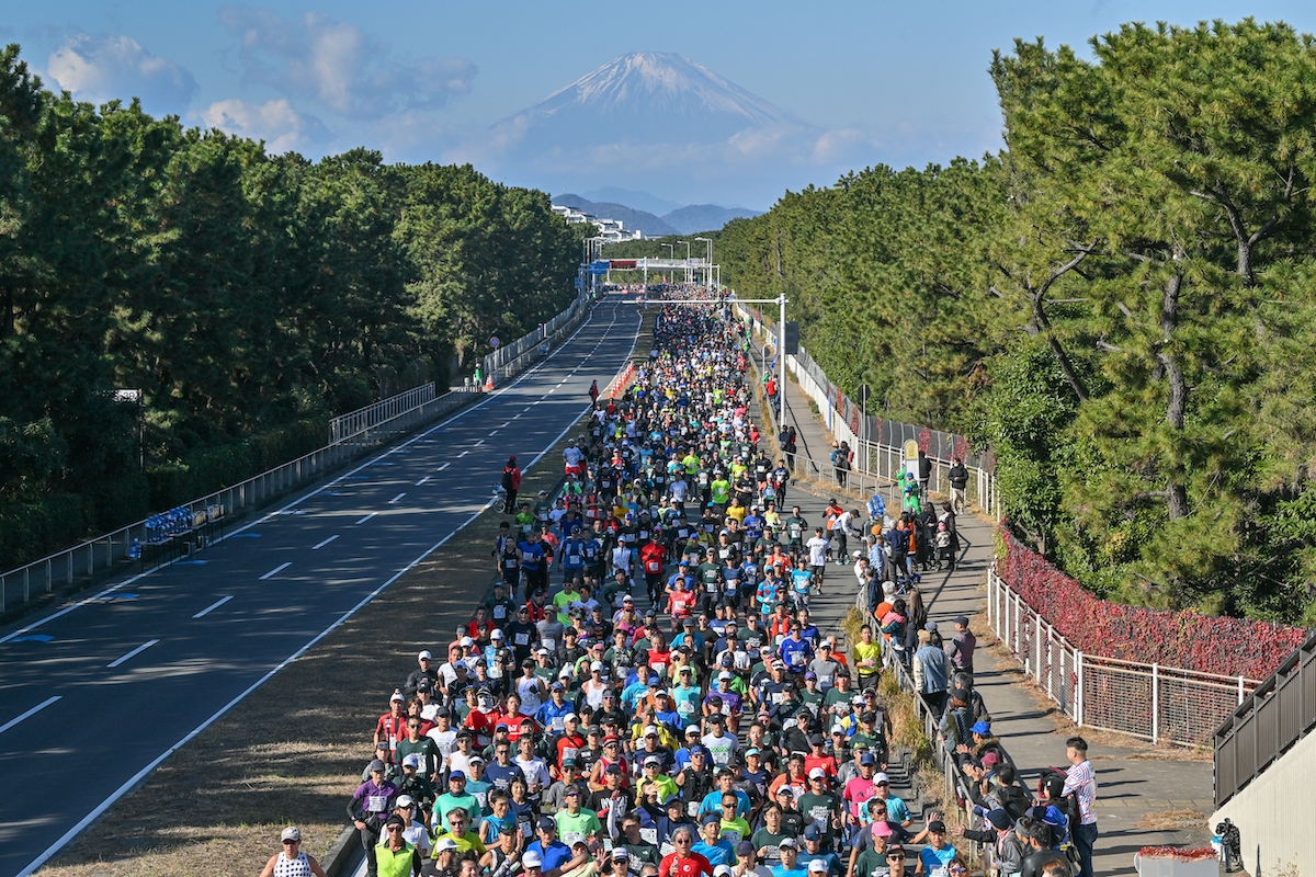 環境配慮型のマラソン大会 「第18回湘南国際マラソン」開催！ 「湘南から世界へ！」今年も河野太郎大会名誉会長が約2万人のランナーを激励！！