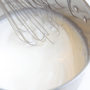 北海道十勝の生乳からつくられた乳原料100％の純動物性「国産生クリーム」