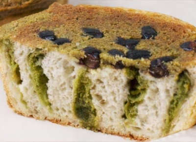 天面のダマンド生地と異なり、中はしっとりとした口あたり。北海道産小麦のデニッシュ生地と織りなす断面がとってもキレイ！