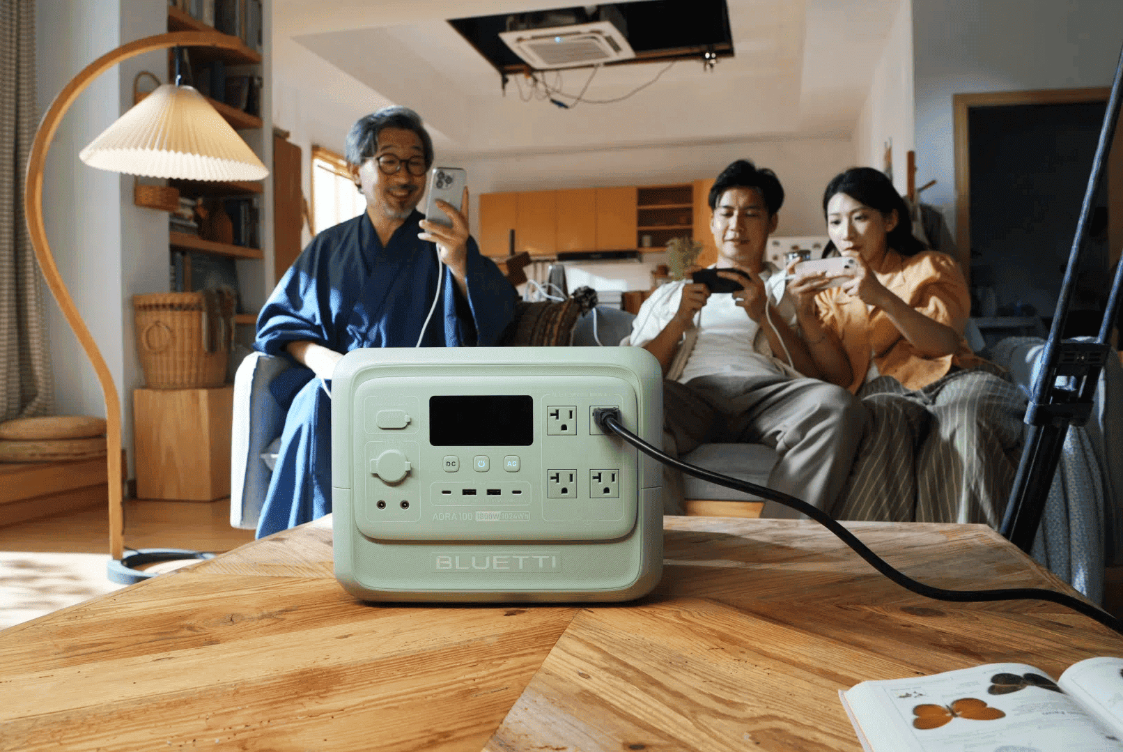 電源は、もっと自由に。 「AORA 100 V2」で、リビングがもっと快適に