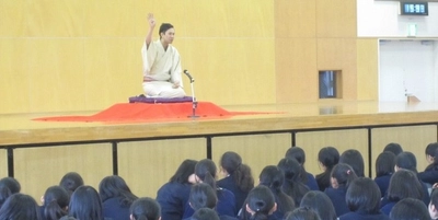 本校卒業生で「真打」の柳家小八師匠による落語会を開催　中学生が日本の伝統芸能である落語の魅力を学ぶ